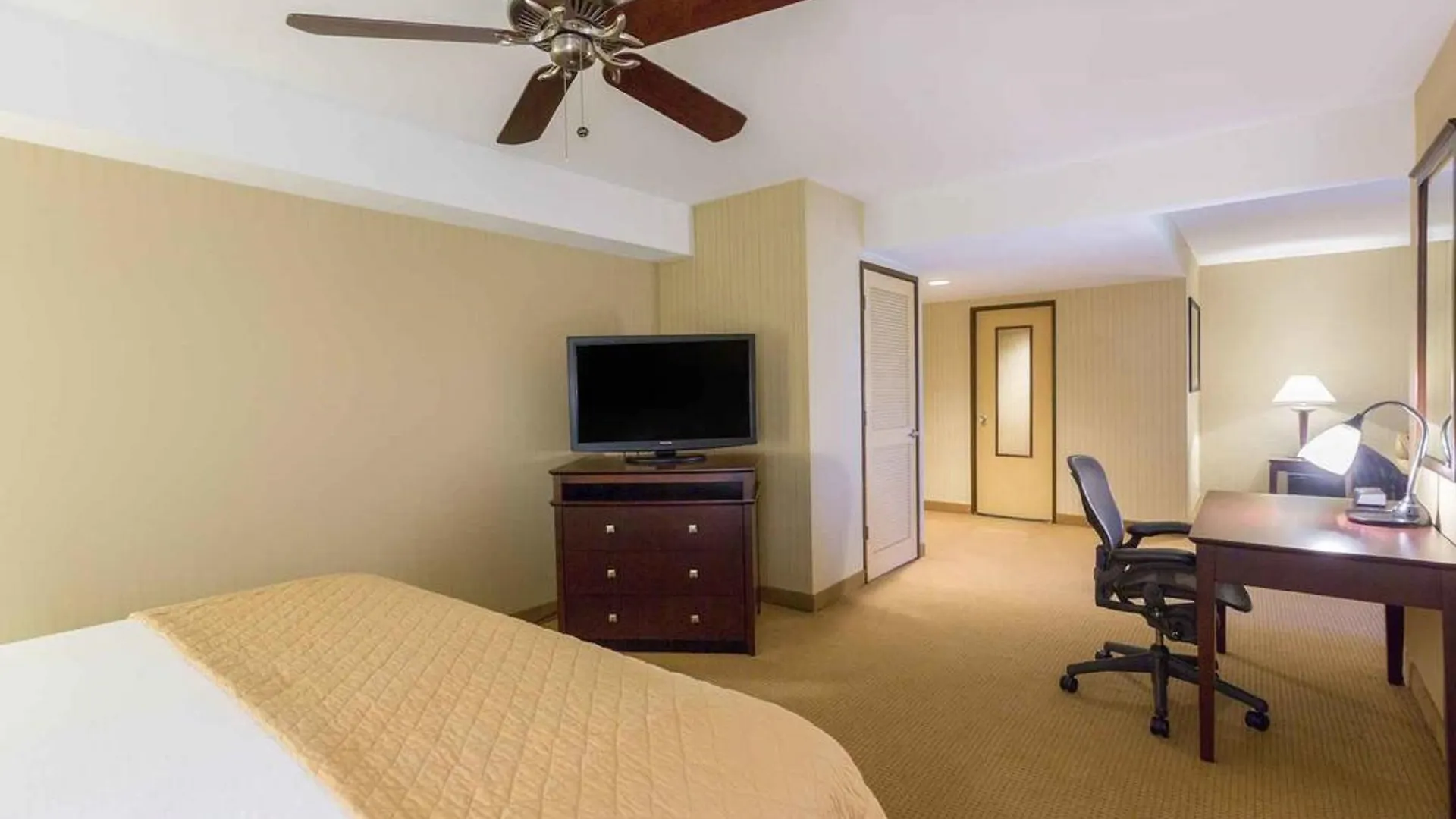 Wyndham Garden Hotel Newark Airport